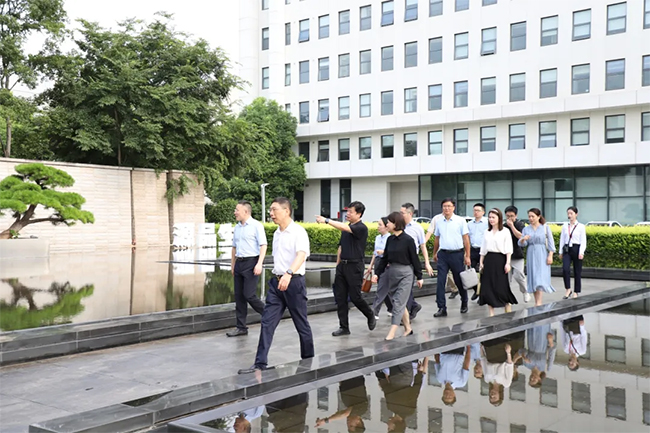 湖南省人民医院院长肖亚洲一行到访中南源品干细胞科技园，共探细胞科技临床转化新未来
